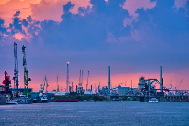 Grúas portuarias al atardecer